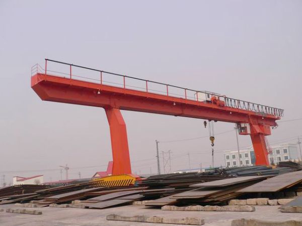 不同类型的起重设备在工程建设中的应用领域和需求有何差异？